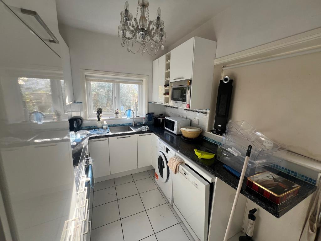 Lot: 83 - DETACHED HOUSE FOR IMPROVEMENT - Kitchen